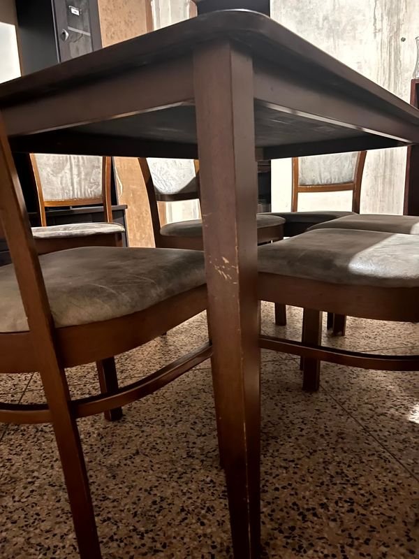 Juego de Comedor Mesa Rectangular de Madera en Tono Roble Oscuro Seis Sillas Respaldo de Madera Asiento Tapizado - imagen 5