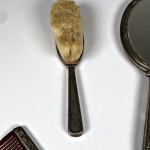 Juego de Tocador Antiguo: Espejo y Cepillos Metálicos con Peine - imagen 4