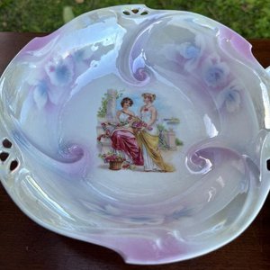 1 juego de compoteras en porcelana (6 posillos y 1 fuente) 1 estatuilla en ceramica esmaltada de esena galant. Tantos sus diseños como sus ilustraciones se ven inspirados en el estilo rococo. - imagen 3