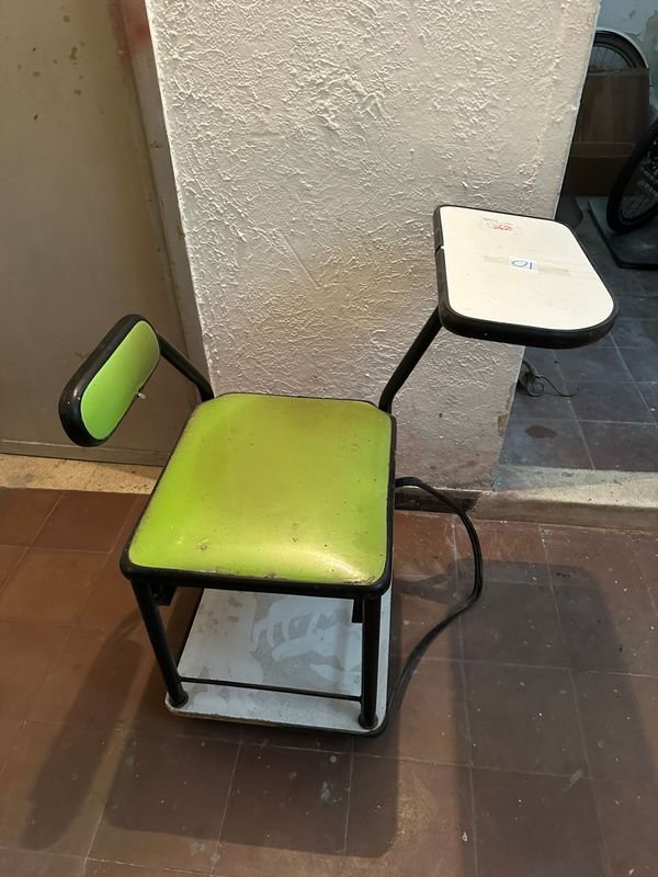 Silla de Manicurista con Apoyabrazos y Mesita Auxiliar