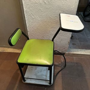 Lote anterior: Silla de Manicurista con Apoyabrazos y Mesita Auxiliar