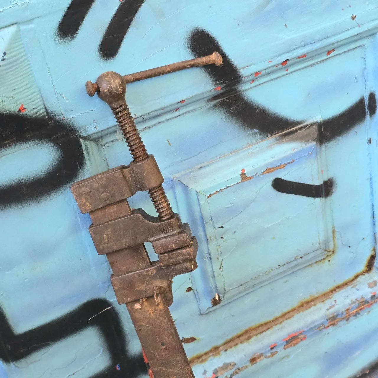 Puerta con grafiti y accesorios de metal - imagen 1