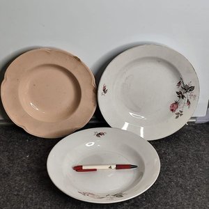 Lote siguiente: Lote de 3 Platos de Porcelana con Sellos de "Industria Argentina" y "Johnson Bros. England"
