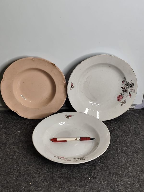 Lote de 3 Platos de Porcelana con Sellos de "Industria Argentina" y "Johnson Bros. England"