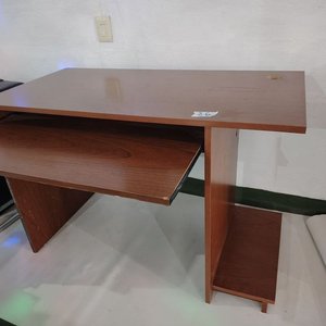 Escritorio de Madera Oscura con Bandeja para Teclado - imagen 8