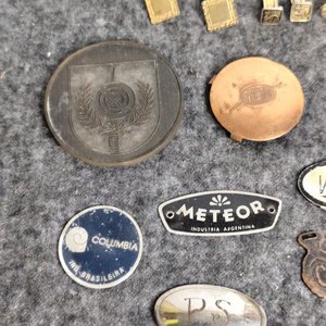 Lote de Gemelos y Placas Metálicas Varias - imagen 4