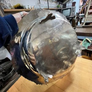 Fuente de Servicio Antigua con Campana y Asa en Metal Plateado - imagen 5