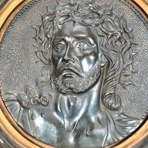 Placa de Cristo en Relieve con Marco Circular de Yeso y Madera - imagen 10