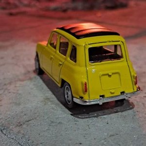 Camioneta Renault 4L Miniatura Coleccionable Amarilla - imagen 3