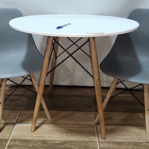 Juego Desayunador Estilo Eames: Mesa Redonda Blanca con 2 Sillas Grises - imagen 3