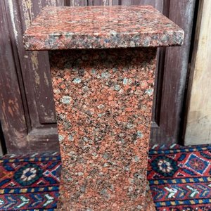 Lote anterior: Pedestal de Granito Rojo y Negro