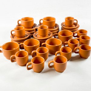 Lote siguiente: Set de 36 Tazas, Pocillos y Platillos de Cerámica Naranja