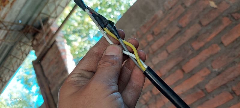 Mesa de trabajo con motor eléctrico en mal estado - imagen 7