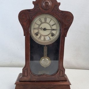 Importante Reloj de Mesa Antiguo con Caja de Madera Tallada y Péndulo - imagen 1