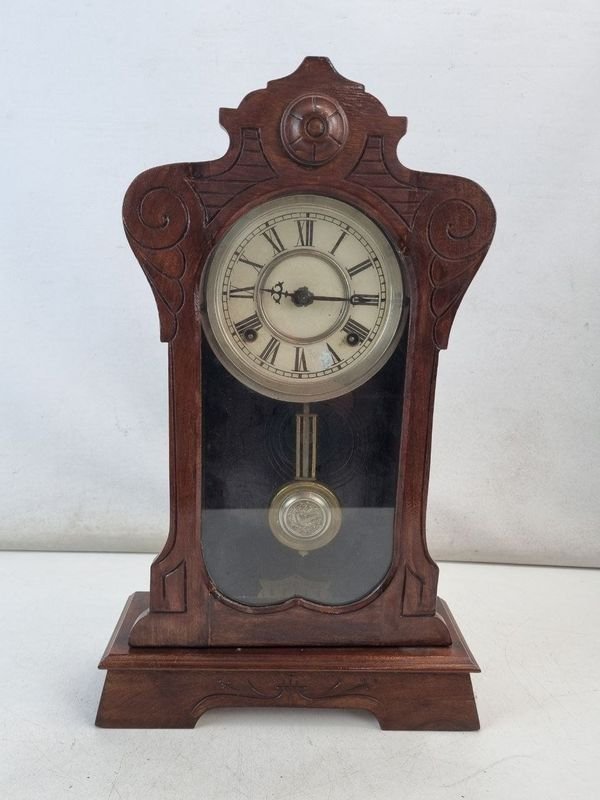 Importante Reloj de Mesa Antiguo con Caja de Madera Tallada y Péndulo