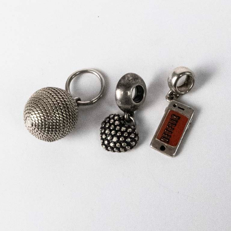 Tres Dijes de Plata con Diseños Variados
