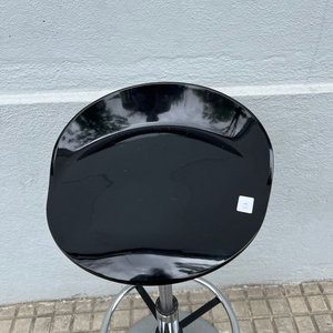 Banco de Barra o Desayunador Negro con Base de Acero y Sistema de Aire - imagen 2