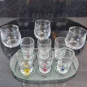 Set de 9 Vasos para Copetín con Bandeja de Vidrio y Bases de Color - imagen 1