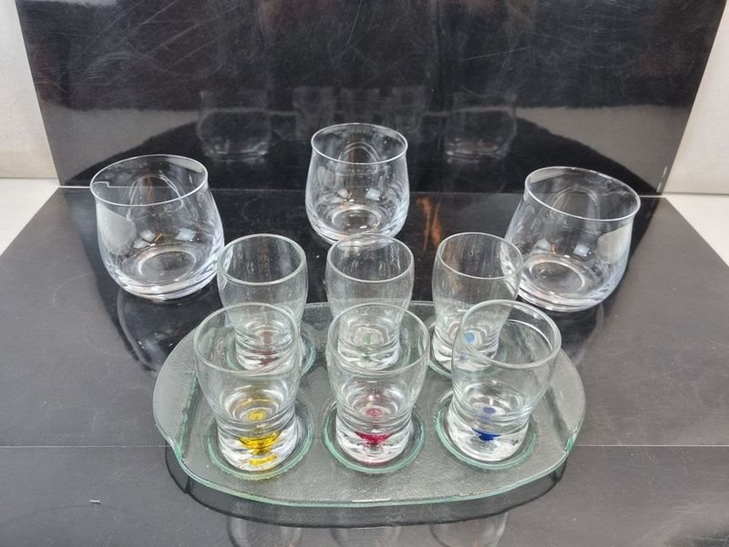 Set de 9 Vasos para Copetín con Bandeja de Vidrio y Bases de Color