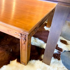 Mueble Antiguo de Madera con Cajones y Detalle de Borla - imagen 2