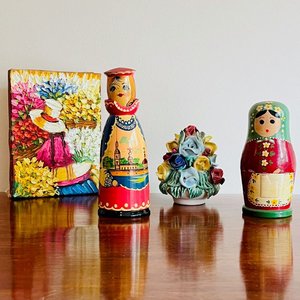 Lote siguiente: Muñeca Licorera Rusa, Set de Mamushkas (4 Piezas), Cuadro y Adorno de Flores de Cerámica
