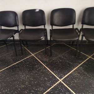 Seis Sillas de Oficina Negras para Local Comercial - imagen 2