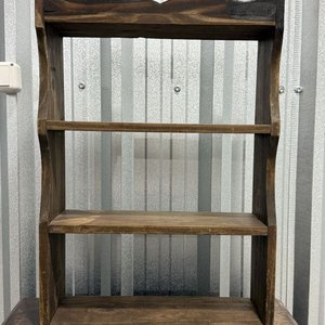 Estante Repisa Artesanal de Madera Oscura con Tres Niveles - imagen 8