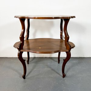 Lote siguiente: Mesa de Servicio Victoriana en Caoba con Estante y Tablero Ondulado