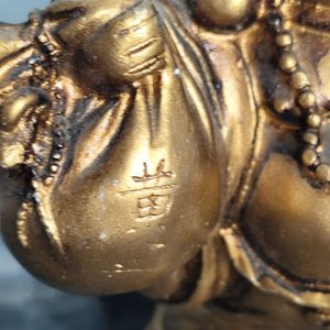 Figura de Buda Sonriente en Cerámica Dorada - imagen 4