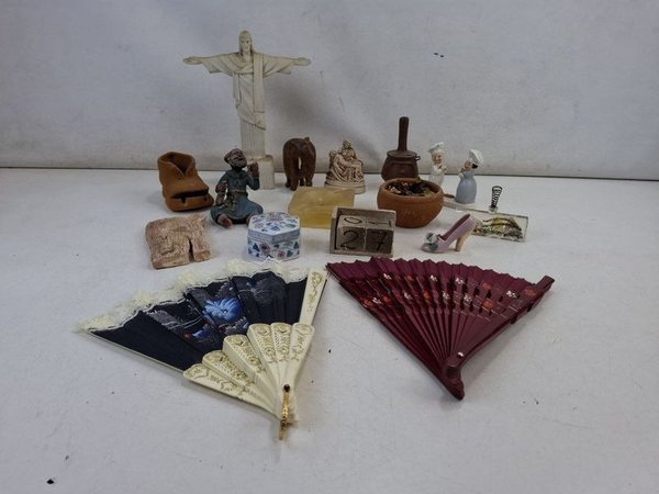Lote de Adornos: Figuras, Abanicos, Bombonera y Calendario - imagen 1