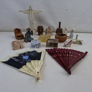 Lote siguiente: Lote de Adornos: Figuras, Abanicos, Bombonera y Calendario