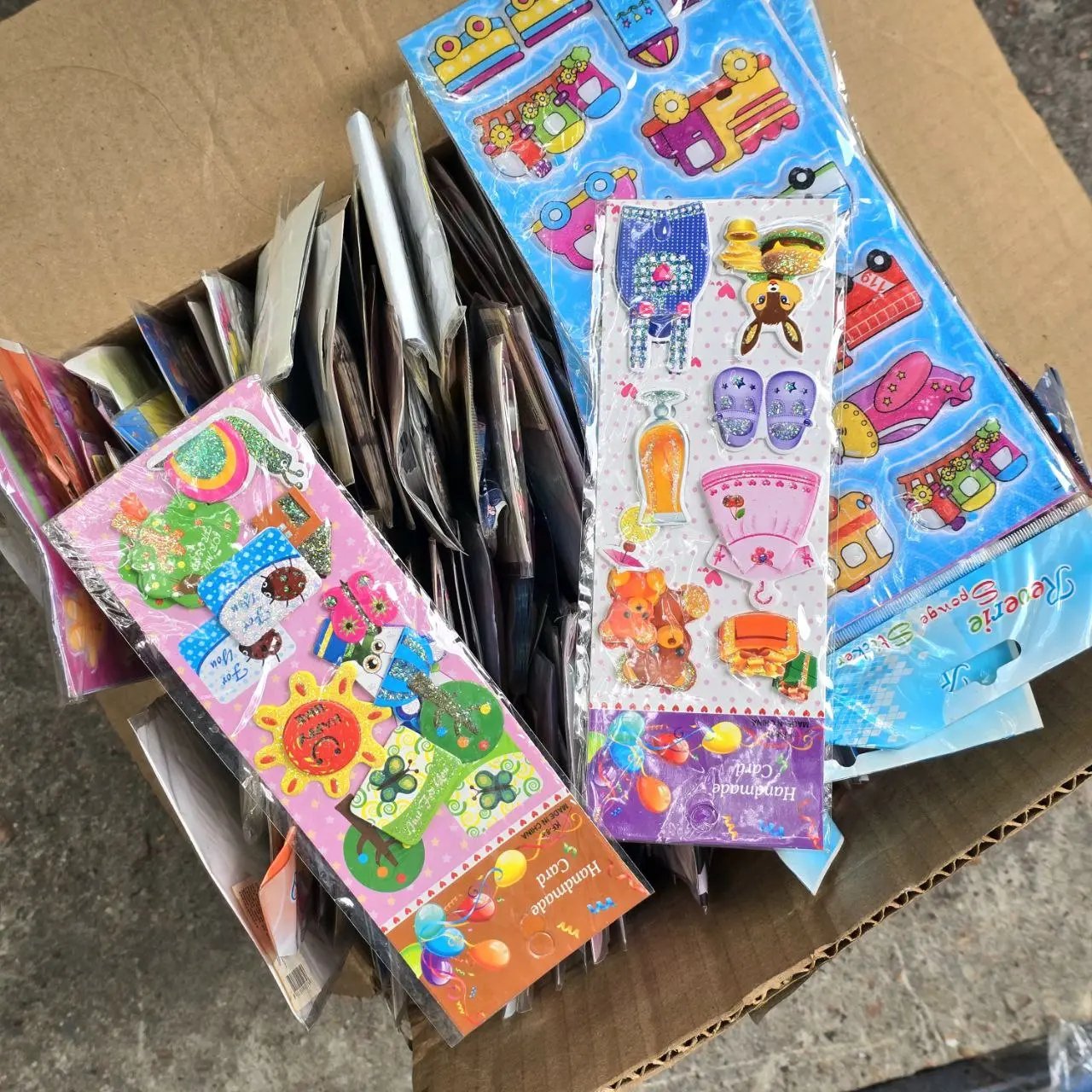 Caja con cientos de blister con stickers - imagen 5