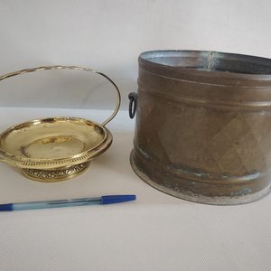 Lote anterior: Porta Maceta de Bronce y Balde Metálico con Asas
