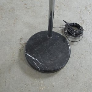 Lámpara de Pie Arco Cromado con Base de Mármol y Pantalla Negra - imagen 3