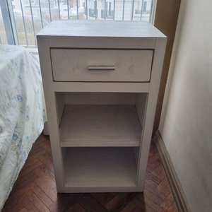 Lote siguiente: Mesa de Luz Blanca con Cajón y Estantes Abiertos