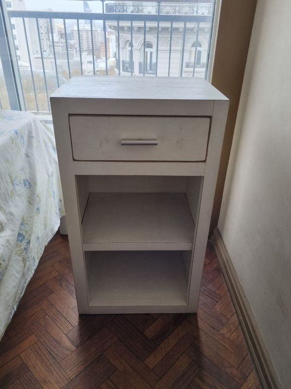 Mesa de Luz Blanca con Cajón y Estantes Abiertos