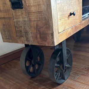 LOTE DESTACADO - hermoso rack madera masiza con ruedas de hierro - imagen 7