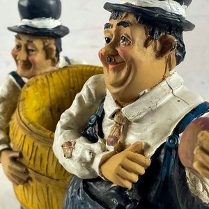Figura Decorativa de Personajes con Barril Amarillo - imagen 4