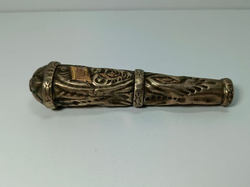 Lote siguiente: Cabo de cuchillo en plata y oro