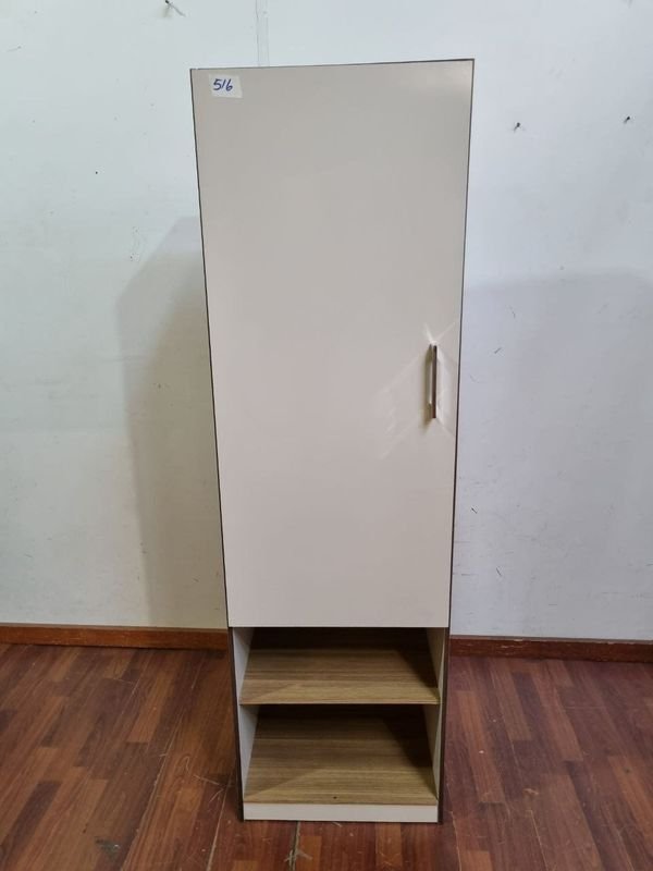 Mueble Blanco y Marrón con Puerta y Estantes Abiertos