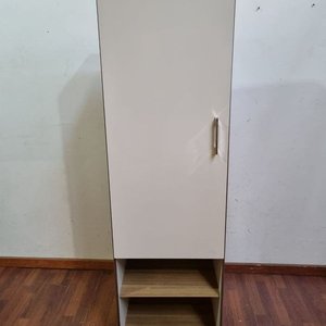 Mueble Blanco y Marrón con Puerta y Estantes Abiertos - imagen 1