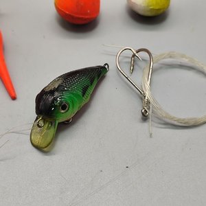 Lote de Accesorios de Pesca: Boyas Naranjas, Señuelo Artificial y Líneas con Anzuelos - imagen 5