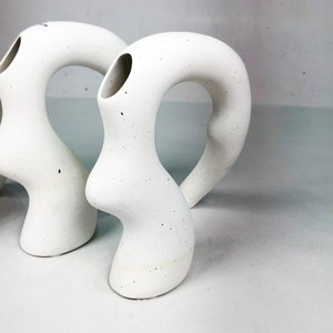 Tres Floreros Esculturales Blancos de Cerámica - imagen 3