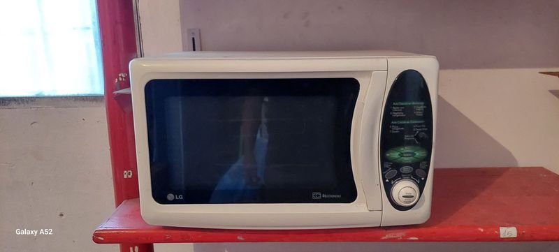 Horno microondas blanco con tostadora y soporte rojo