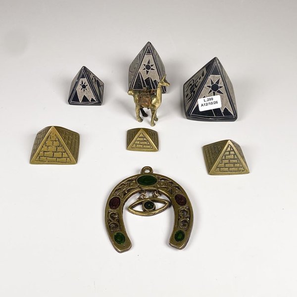 Conjunto de 8 Pirámides Decorativas y Herradura con Ojo Egipcio