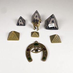 Lote siguiente: Conjunto de 8 Pirámides Decorativas y Herradura con Ojo Egipcio