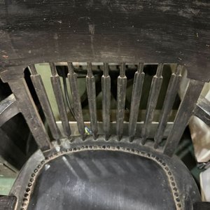 Lote anterior: Antigua Silla de Escritorio Reclinable de Roble con Detalles