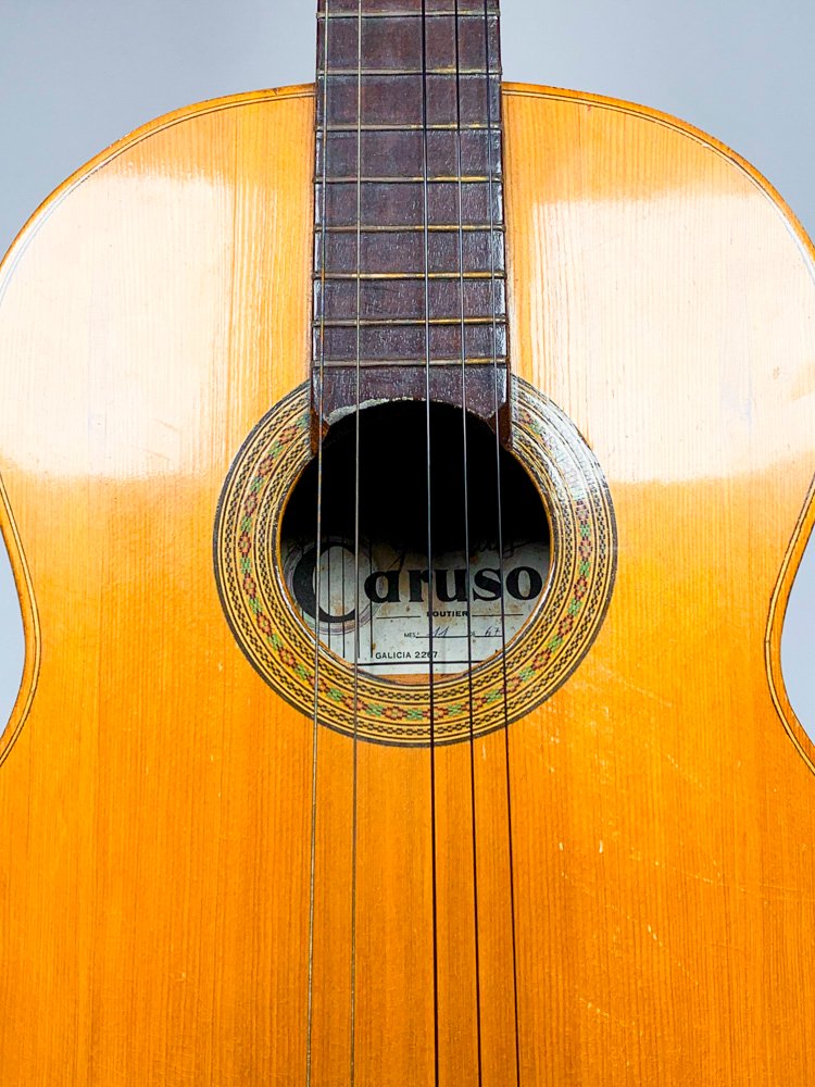 Guitarra de concierto marca Caruso con estuche marrón e interior rojo - imagen 4