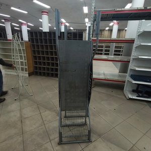 Exhibidor Metálico de Pie con Panel Central y Brazos Laterales - imagen 2