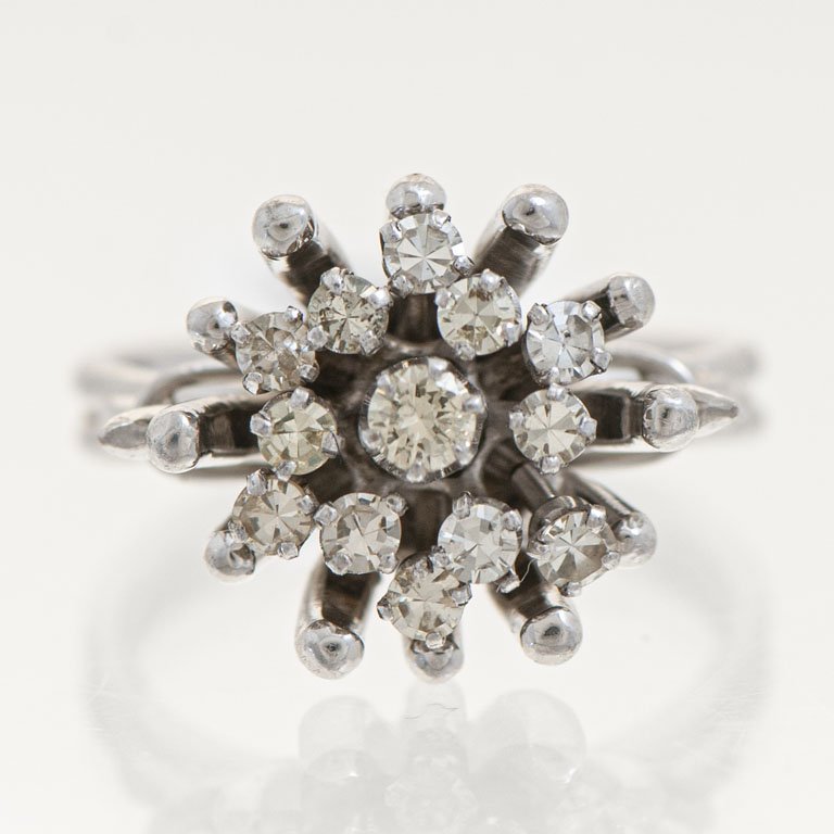 Lote siguiente: Anillo de platino con brillantes - Peso: 5,9gr - Medidas: 15,5mm